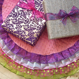 No Sew Ribbon Tree Skirt. Who doesn't love a no sew project?!