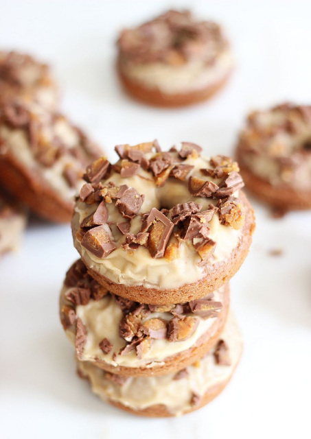 Baked Chocolate Donuts with Peanut Butter Glaze and Reese&rsquo;s Cups